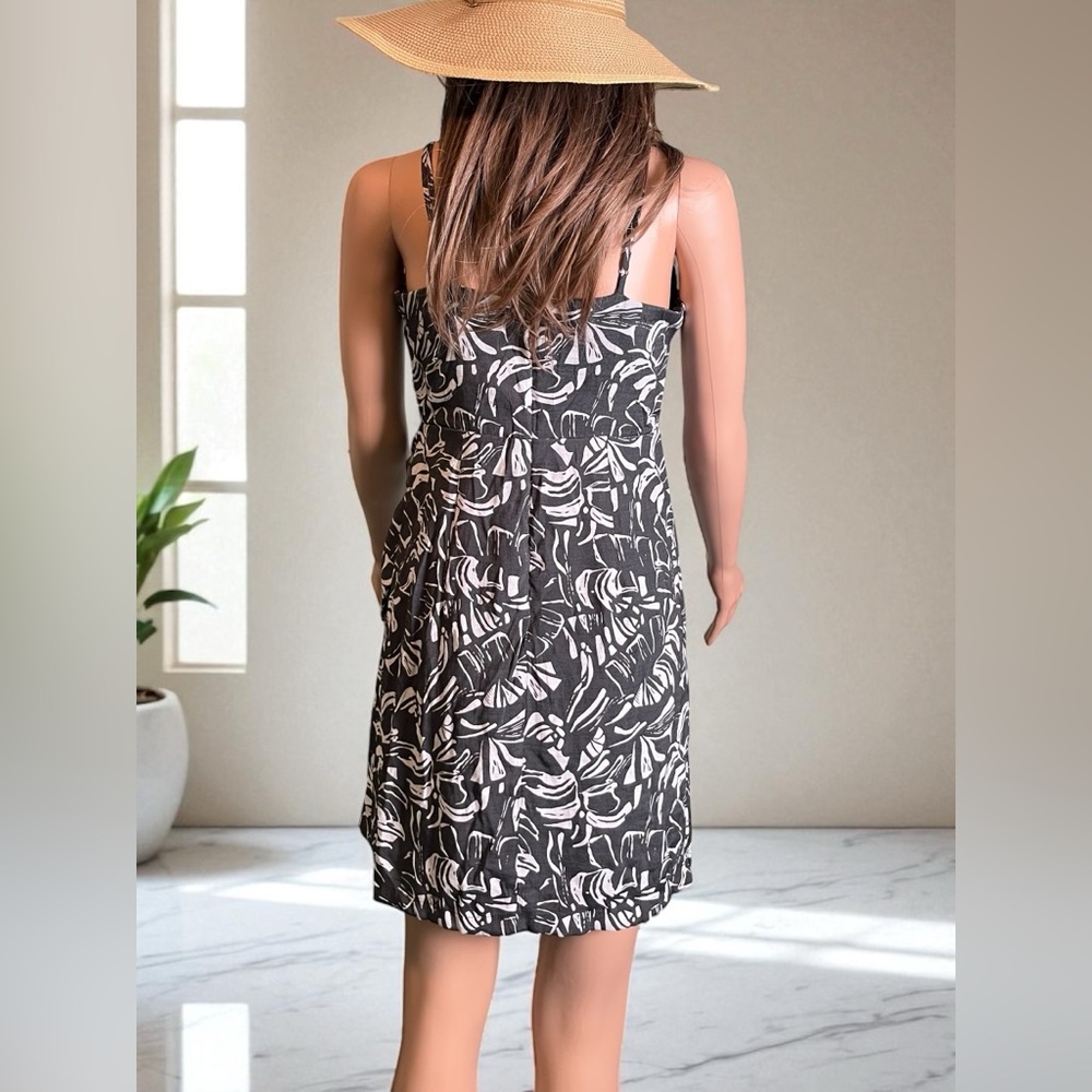 Nine West Dress. Size Small. Tropical. Side Tie. Sleeveless Rayon. Gray & White. - Picture 4 of 6